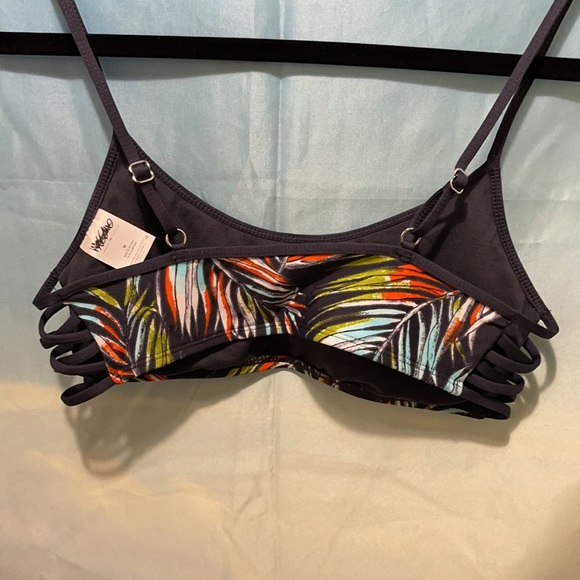 NWOT Mossimo Target bikini swimsuit top. Size MED - Picture 2 of 6